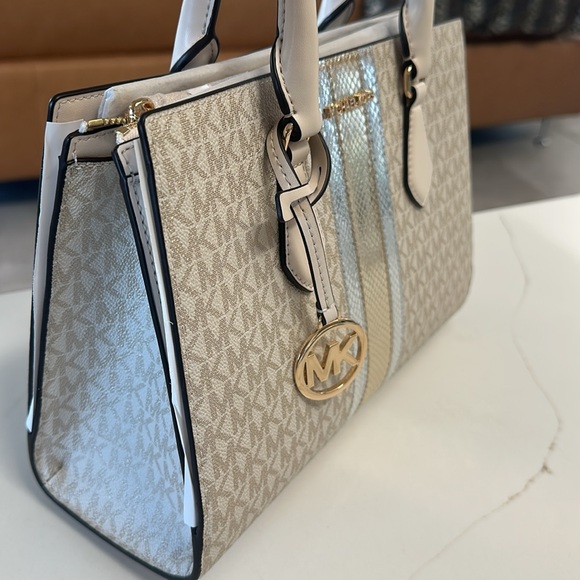 MICHAEL KORS BRAND NEW SHEILA MEDIUM SIGNATURE LOGO METALLIC SATCHEL - Picture 16 of 17